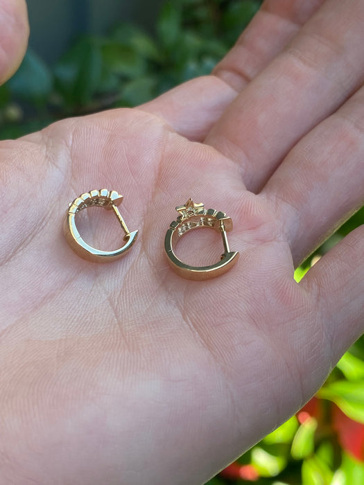 14k ribbed diamond star huggie earrings