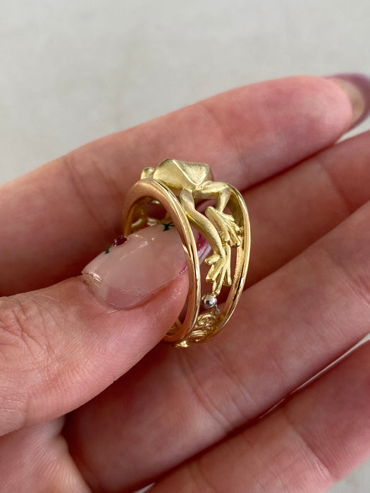 Vintage 18K Gold Frog Ring with Ruby & Blue Diamond Eyes