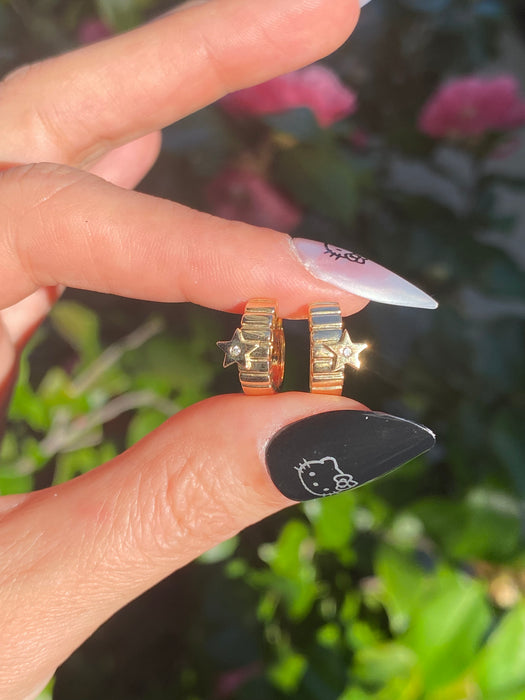 14k ribbed diamond star huggie earrings