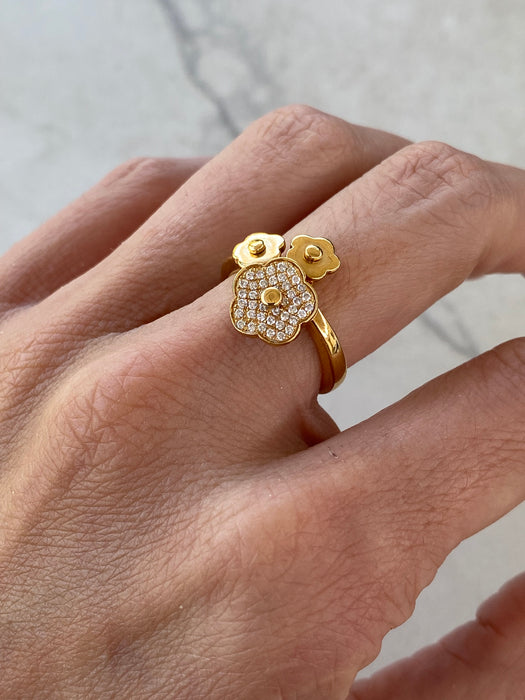 Vintage 18K Gold Three Flower Natural Diamond Ring