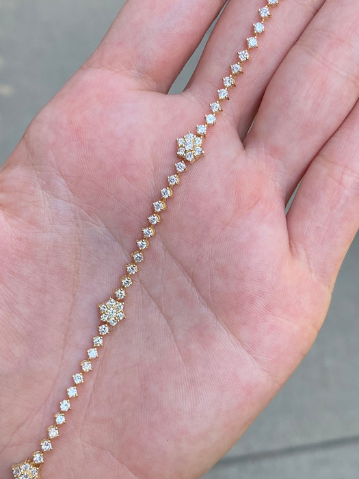 18k diamond flower tennis bracelet 7.25”