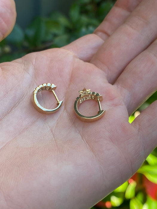 14k ribbed diamond star huggie earrings