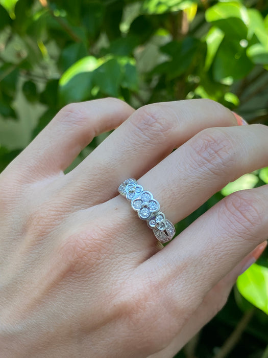 18k white gold diamond flower ring size 6.75