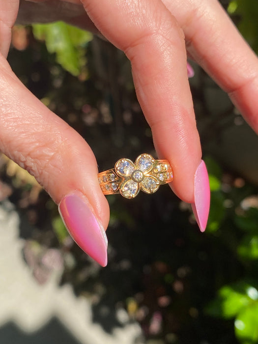 Vintage 18k Gold Diamond Clover Flower Ring