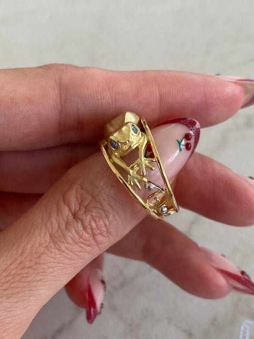 Vintage 18K Gold Frog Ring with Ruby & Blue Diamond Eyes