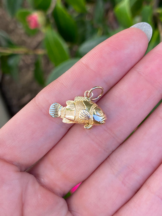 18k fish friend charm pendant