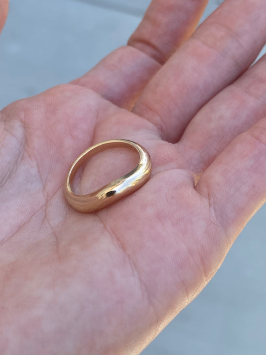 18K Gold Curved Band Ring – Size 5.75