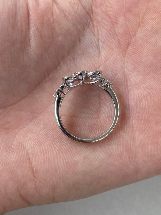Vintage 18K White Gold Blue & White Sapphire Flower Diamond Ring – 1.85 TCW Sapphires