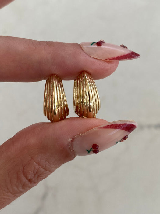 Vintage 14K Gold Huggy Hoop Earrings