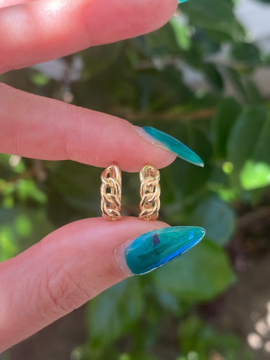 14k curb huggie earrings