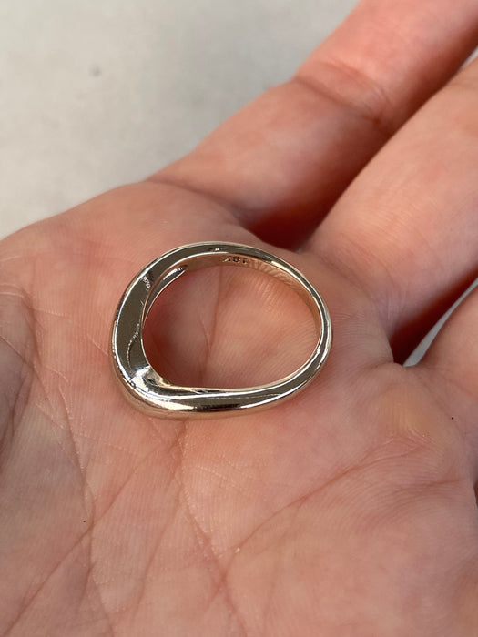 18K White Gold Curved Band Ring