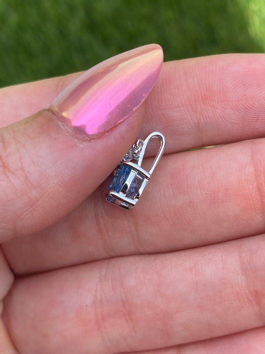 14k white gold blue topaz flower pendant