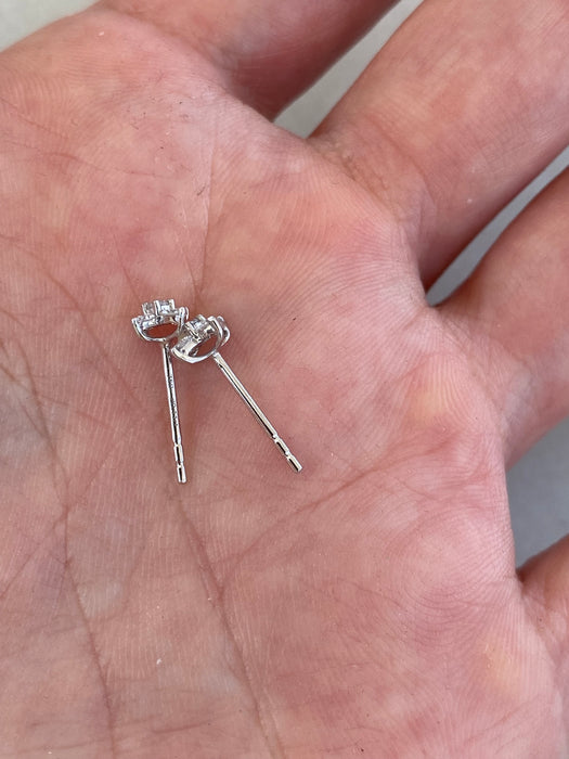 18K White Gold Natural Diamond Flower Stud Earrings | 0.22 CTW