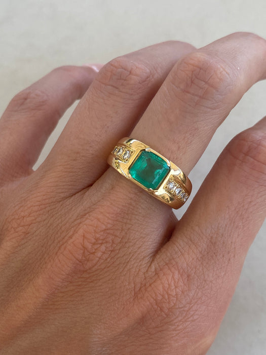 Vintage 18K Gold Emerald & Diamond Ring