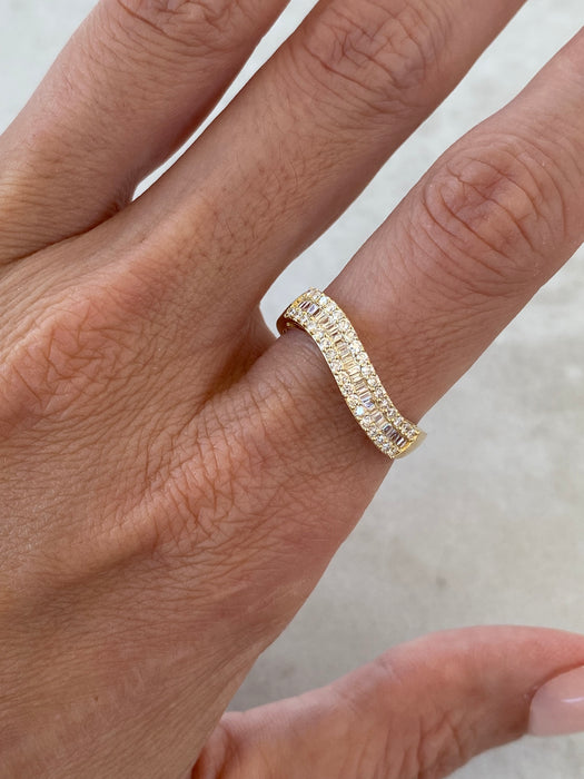 18K Natural Baguette & Round Diamond Wavy Ring