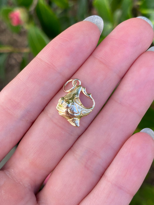 18k fish friend charm pendant