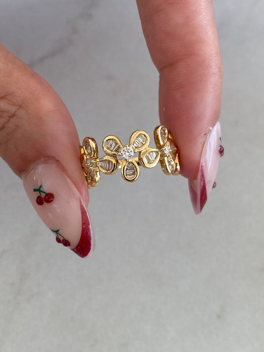 Vintage 18K Diamond Flower Ring