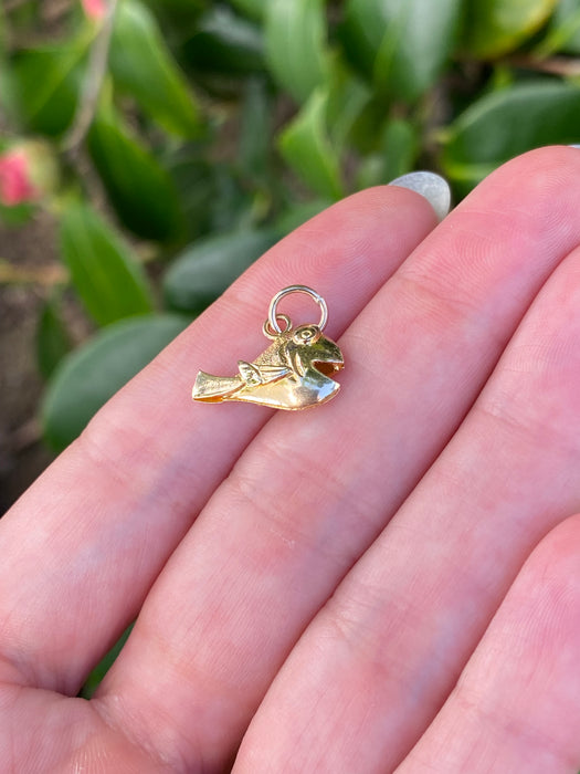 18k fish friend charm pendant