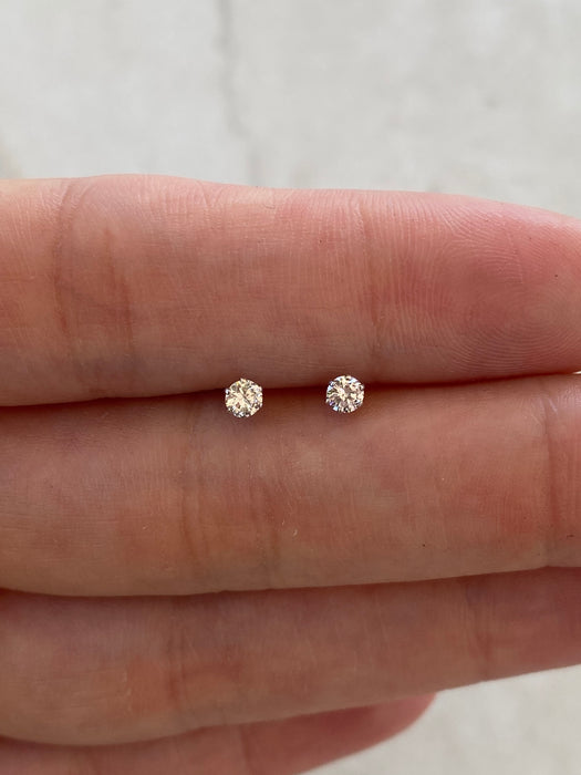 18K White Gold Natural Diamond Stud Earrings – 0.20 TCW