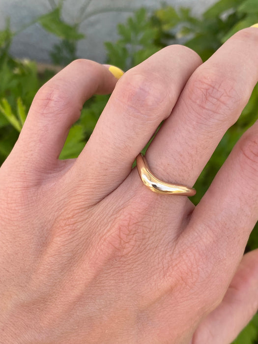18K Gold Curved Band Ring – Size 5.75