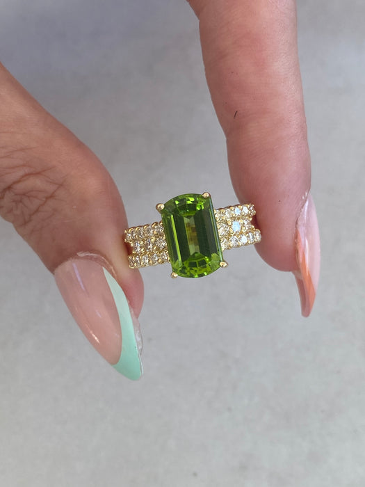 Vintage 18K Gold Peridot & Diamond Ring