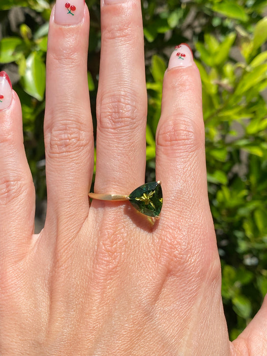 Vintage 18K Gold Green Tourmaline Ring | 4.66 Carat Trillion Cut