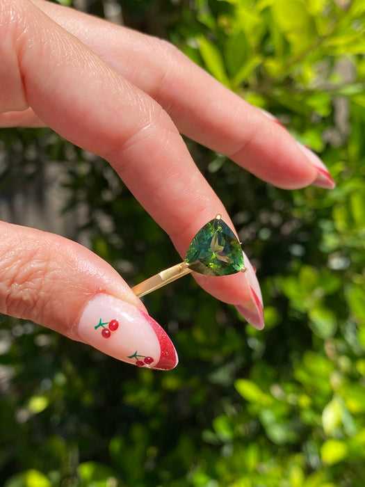Vintage 18K Gold Green Tourmaline Ring | 4.66 Carat Trillion Cut