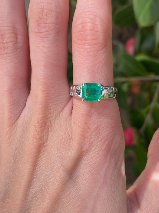 18k white gold emerald and diamond ring size 6.25