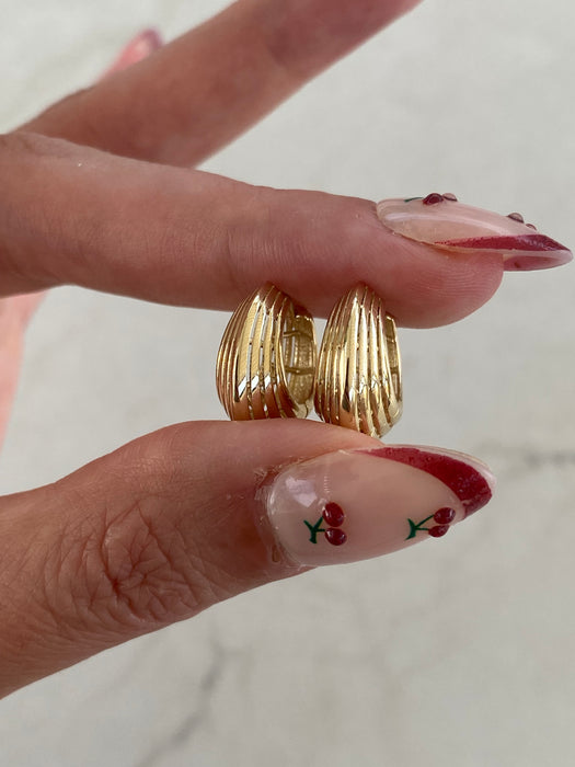 Vintage 14K Gold Huggy Hoop Earrings