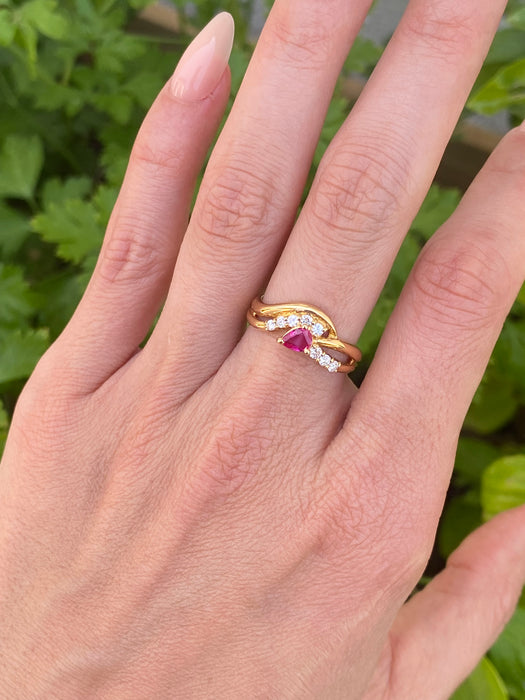 Vintage 18K Ruby & Diamond Wavy Triple Band Ring – Size 6.5