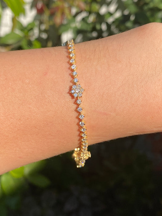 18k diamond flower tennis bracelet 7.25”