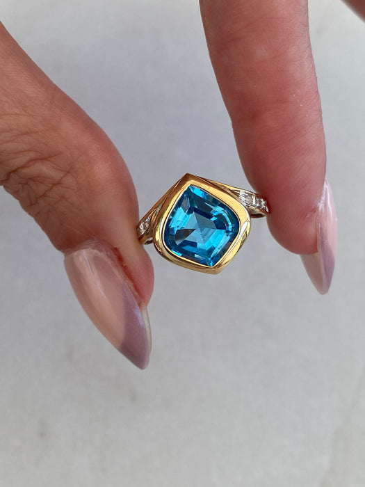 Vintage 14K Gold Sky Blue Topaz & Diamond Bezel Set Ring – Size 7.5