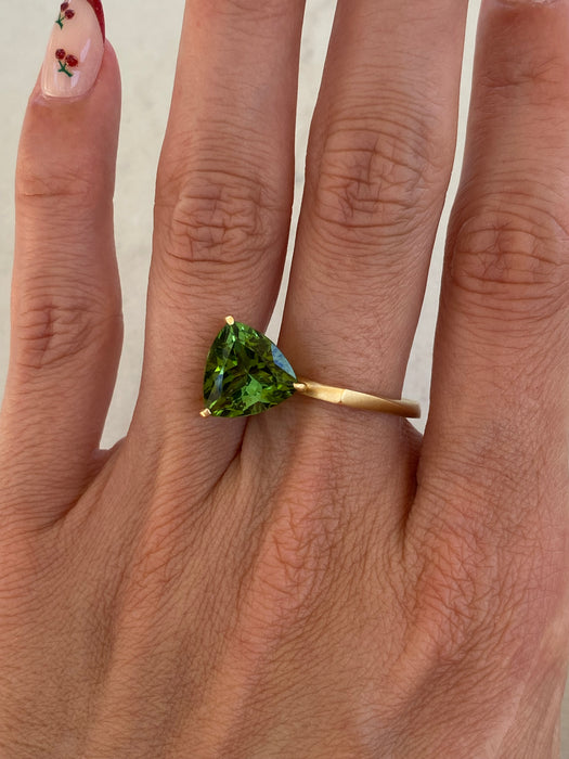 Vintage 18K Gold Green Tourmaline Ring | 4.66 Carat Trillion Cut
