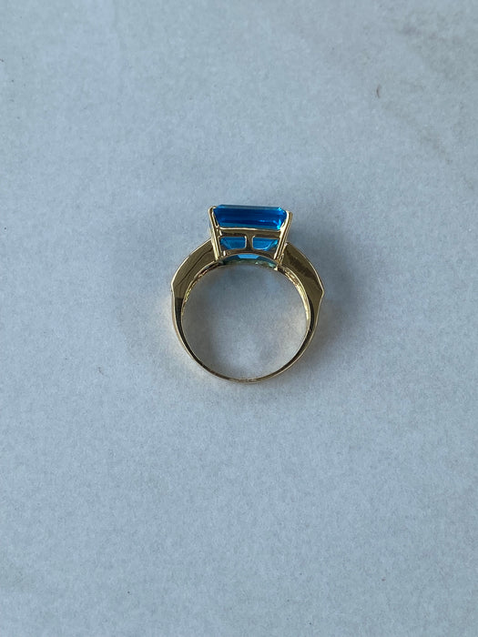 Vintage 18K  Blue Topaz Ring – 7.50 CT