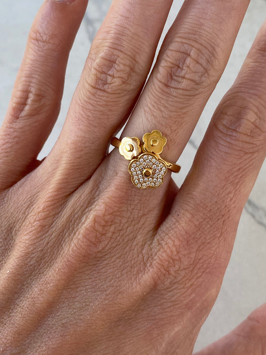 Vintage 18K Gold Three Flower Natural Diamond Ring