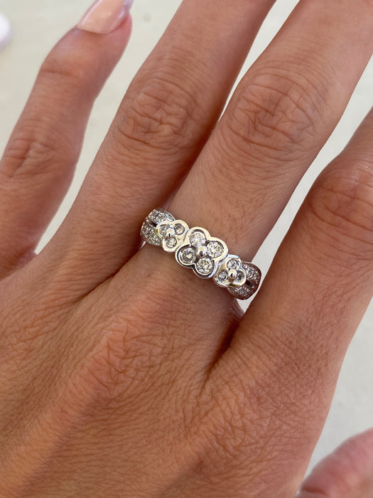 Vintage 18K White Gold Diamond Flower Ring