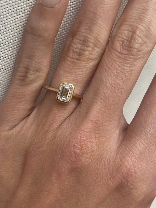 10k 0.95 carat emerald cut lab diamond ring size 7