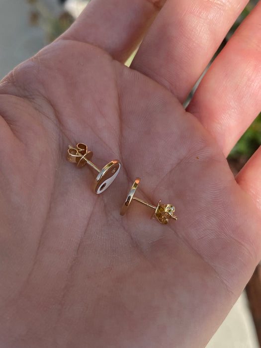 14k white yin yang diamond stud earrings