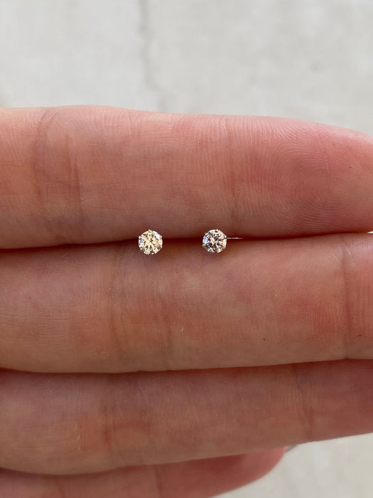 18K White Gold Natural Diamond Stud Earrings – 0.20 TCW