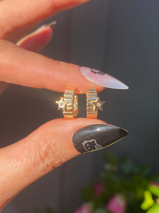 14k ribbed diamond star huggie earrings
