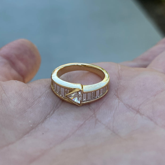 Vintage 18K Diamond Arrow Ring – Trillion & Baguette Diamonds – 1.13 TCW – Size 4