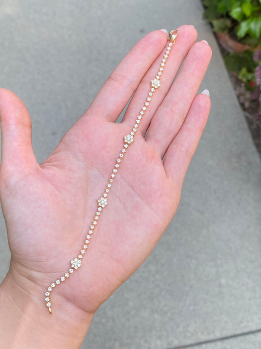 18k diamond flower tennis bracelet 7.25”