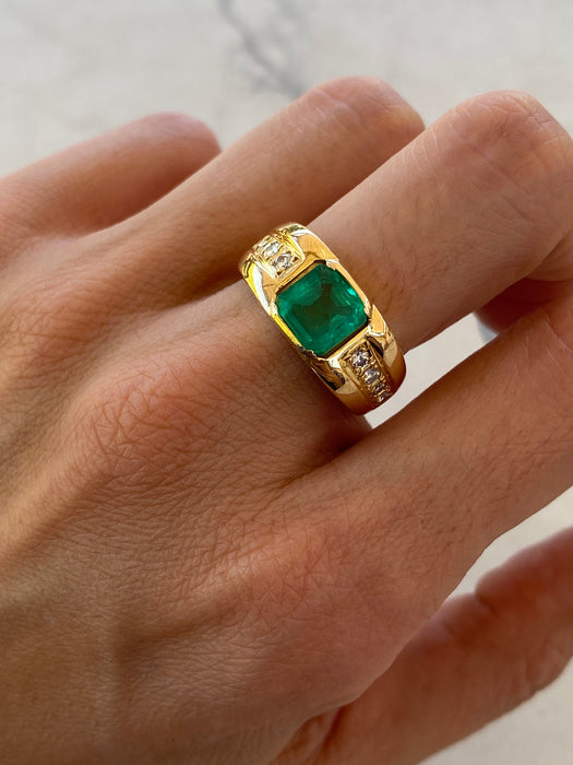 Vintage 18K Gold Emerald & Diamond Ring
