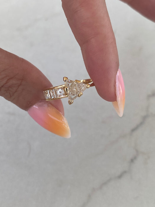 Vintage 18K Gold Diamond Arrow Ring – 1.7 TCW Natural Diamonds