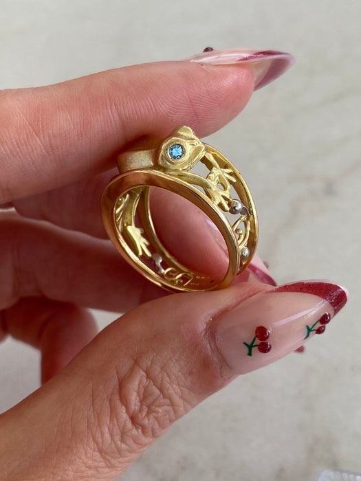 Vintage 18K Gold Frog Ring with Ruby & Blue Diamond Eyes