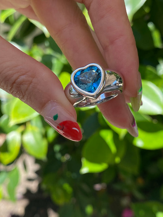 18k Piaget white gold blue topaz heart ring