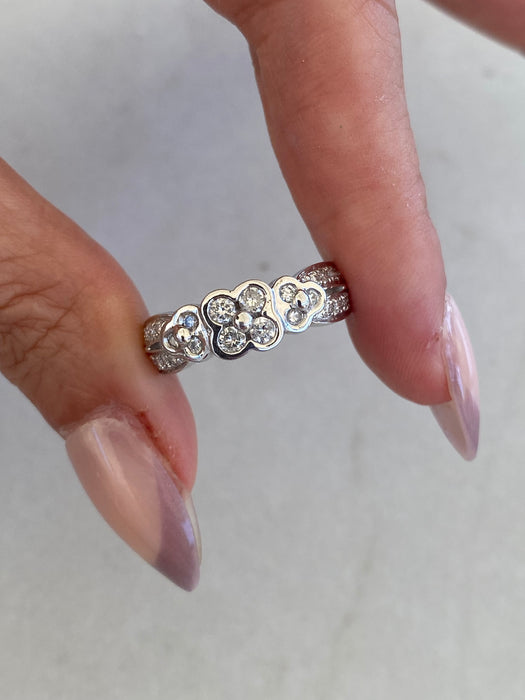 Vintage 18K White Gold Diamond Flower Ring