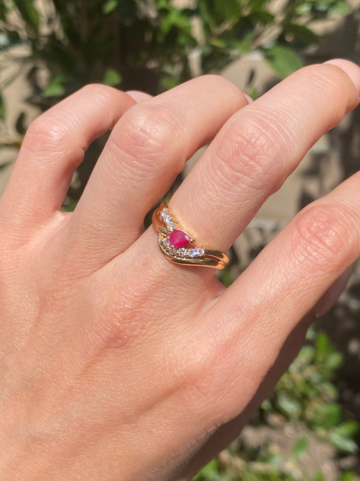 Vintage 18K Ruby & Diamond Wavy Triple Band Ring – Size 6.5