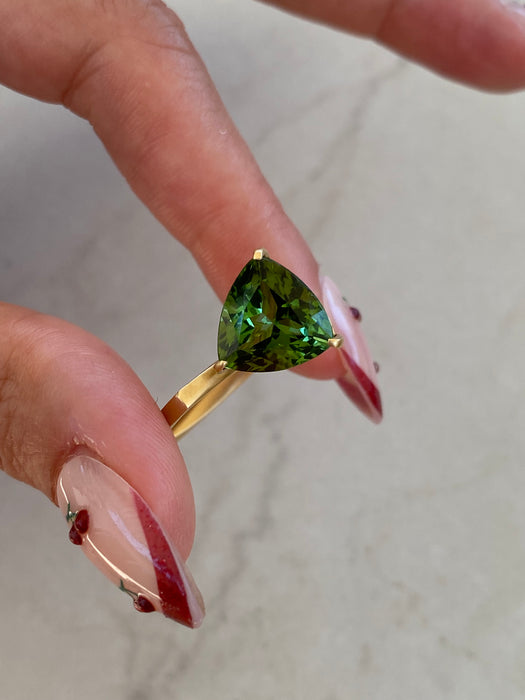 Vintage 18K Gold Green Tourmaline Ring | 4.66 Carat Trillion Cut