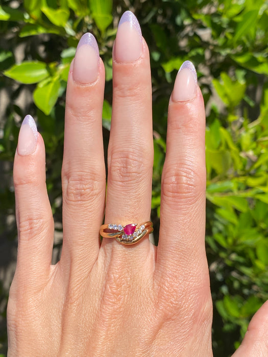 Vintage 18K Ruby & Diamond Wavy Triple Band Ring – Size 6.5